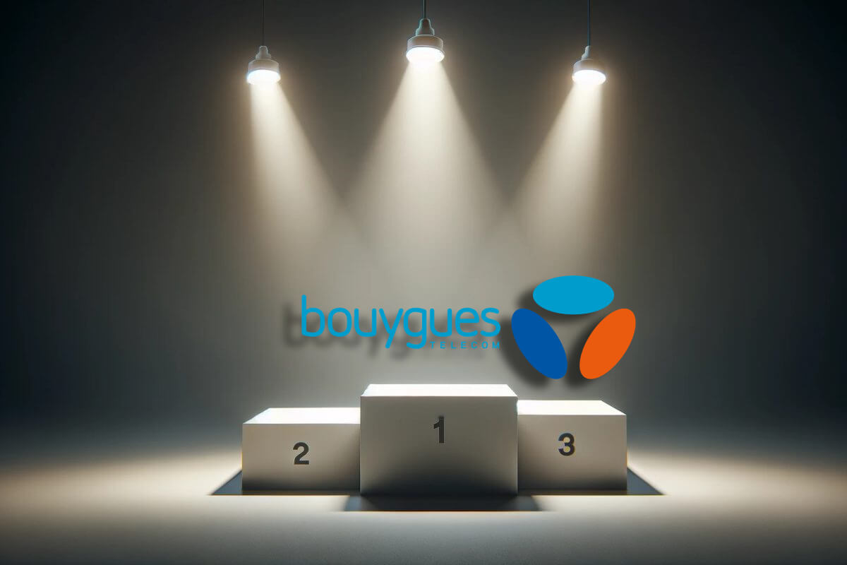 Logo Bouygues Telecom sur podium sous les spots de lumière, car abonnement Internet à prix propo fixe si aussi forfait mobile